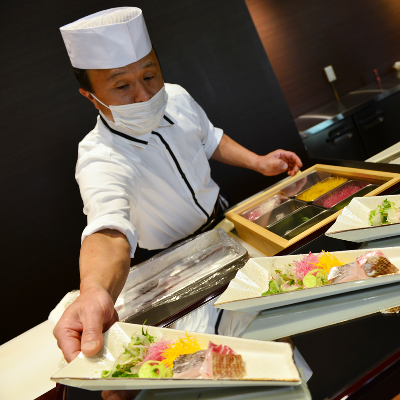 ライブキッチンでは旬の魚のお刺身がオーダーできます