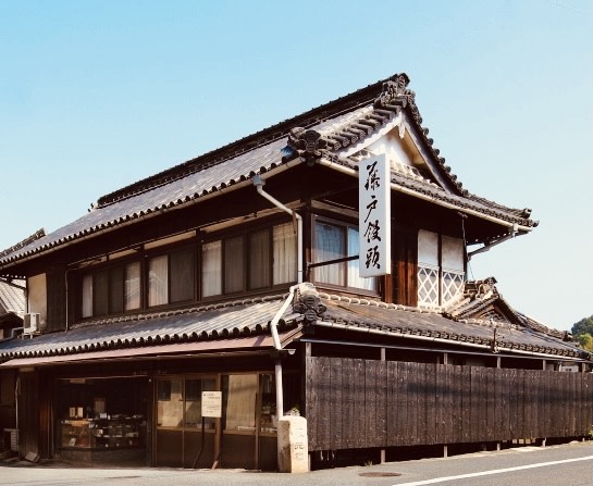 藤戸饅頭本店は今から100年以上前に建てられた大変歴史ある老舗店舗です。「ALWAYS３丁目の夕日」の映画ロケ地に使われました。